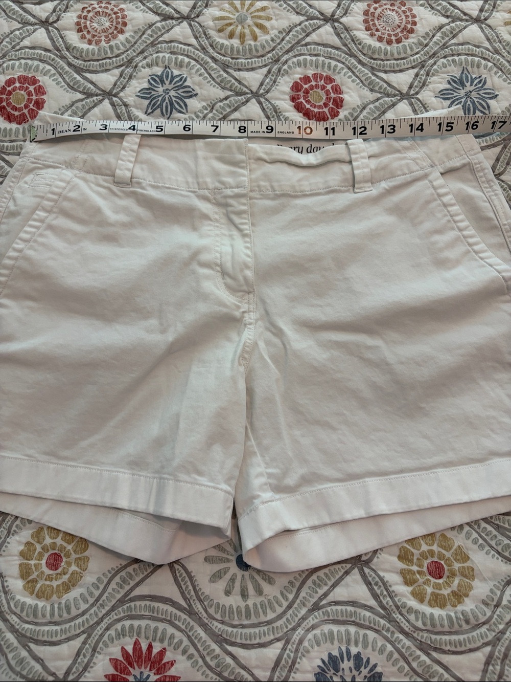 Vineyard Vines white shorts, size 6. - Picture 5 of 9